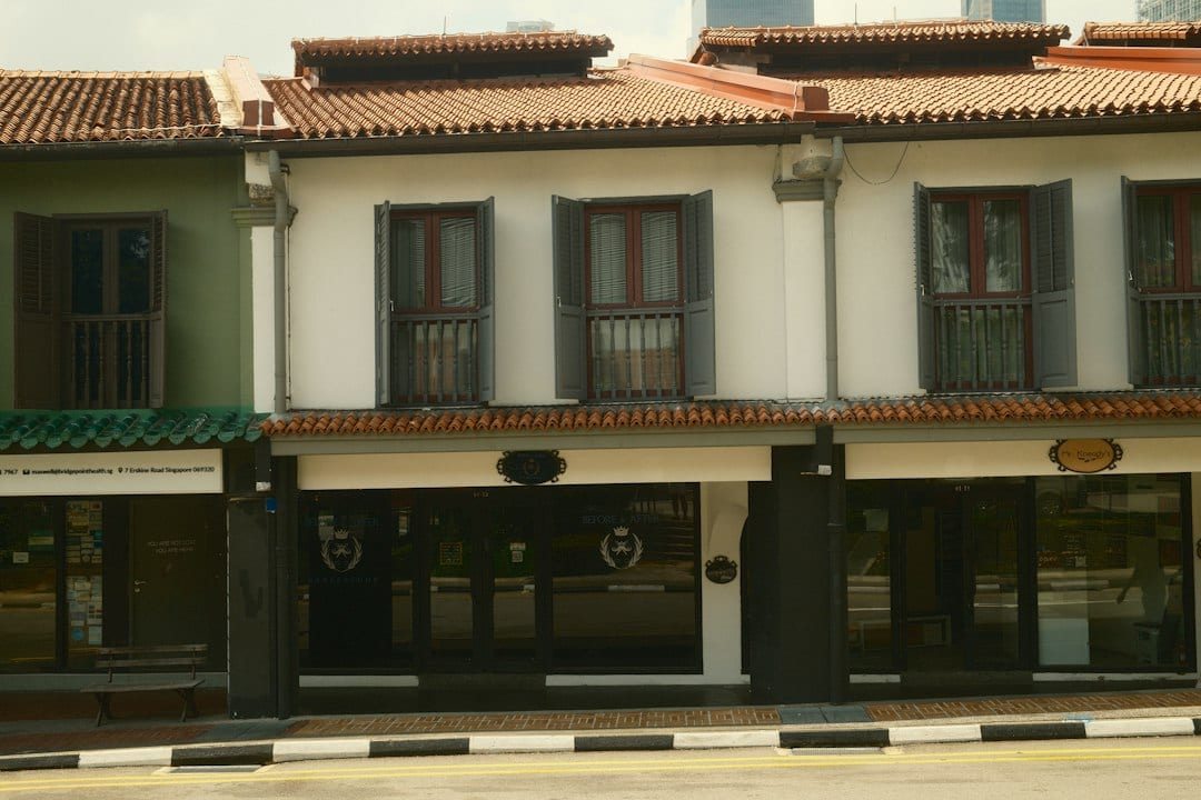 End-unit terrace house with additional side setback and garden space